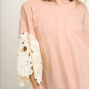 Umgee FLORAL APPLIQUE BELL SLEEVE TOP BLUSH, Size Small, Oversized, NWT